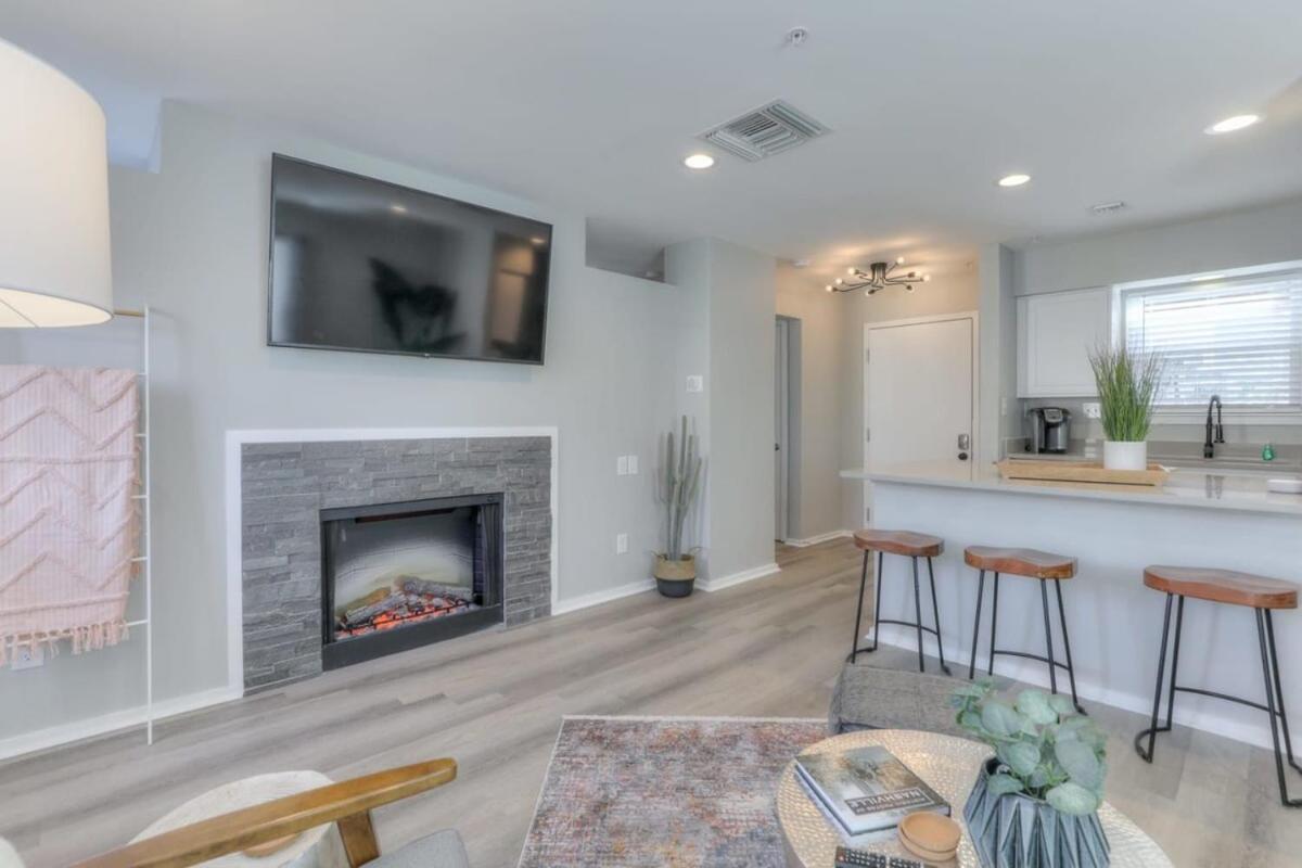 Walk To Broadway Riverfront Condo With Pool Nashville Bagian luar foto