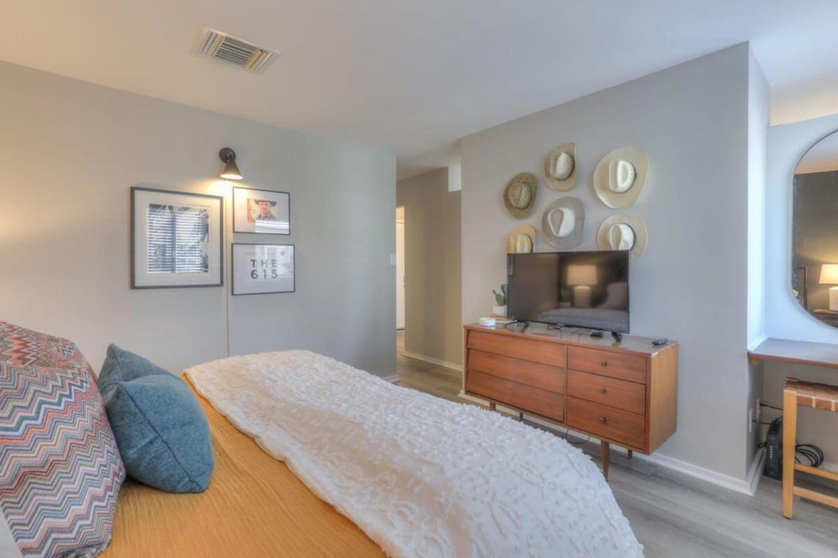 Walk To Broadway Riverfront Condo With Pool Nashville Bagian luar foto