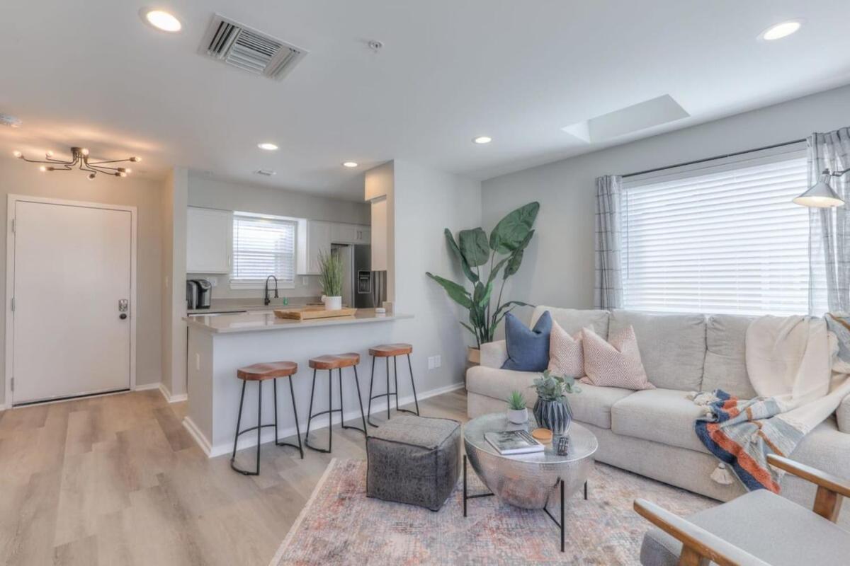 Walk To Broadway Riverfront Condo With Pool Nashville Bagian luar foto
