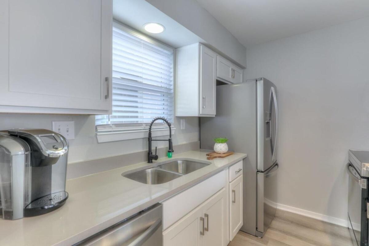 Walk To Broadway Riverfront Condo With Pool Nashville Bagian luar foto