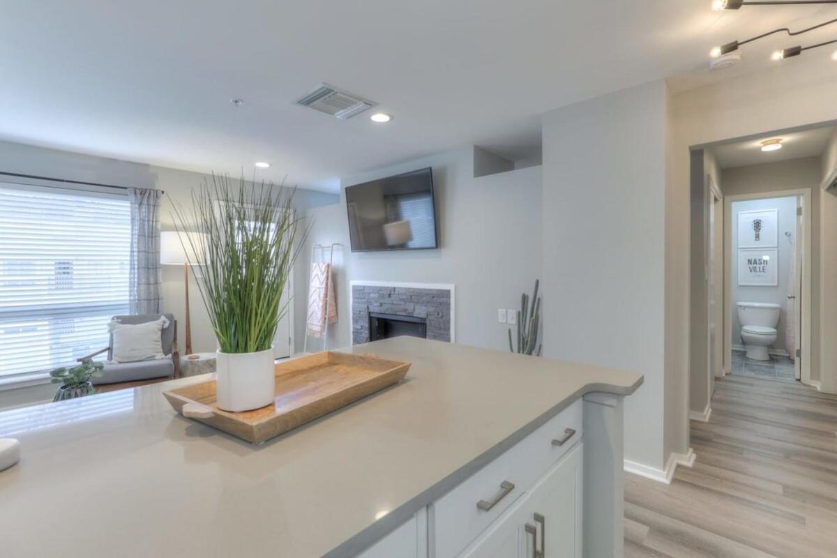 Walk To Broadway Riverfront Condo With Pool Nashville Bagian luar foto