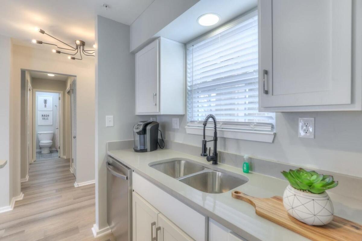 Walk To Broadway Riverfront Condo With Pool Nashville Bagian luar foto