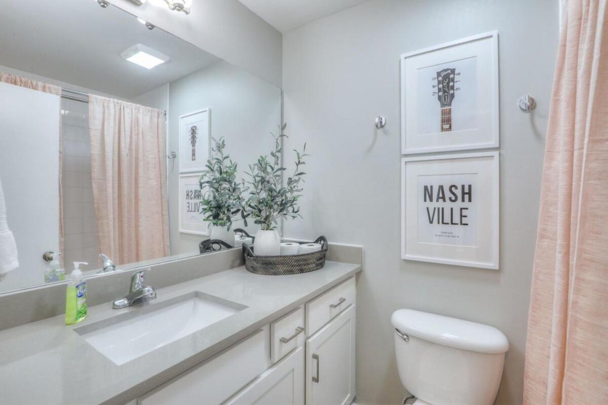 Walk To Broadway Riverfront Condo With Pool Nashville Bagian luar foto