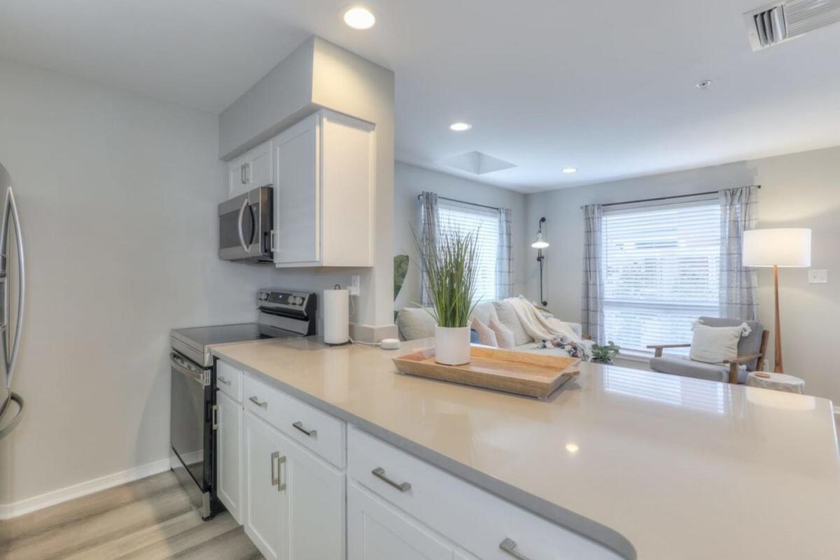 Walk To Broadway Riverfront Condo With Pool Nashville Bagian luar foto