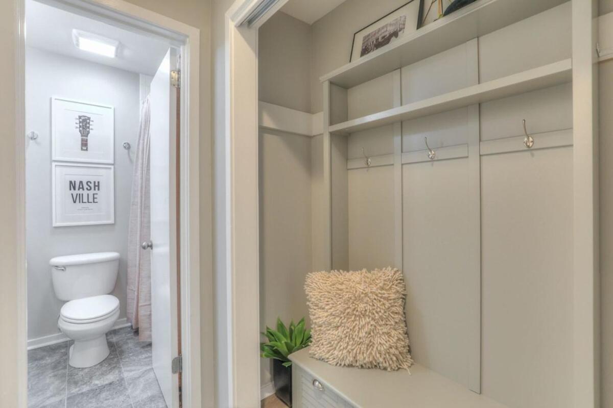 Walk To Broadway Riverfront Condo With Pool Nashville Bagian luar foto