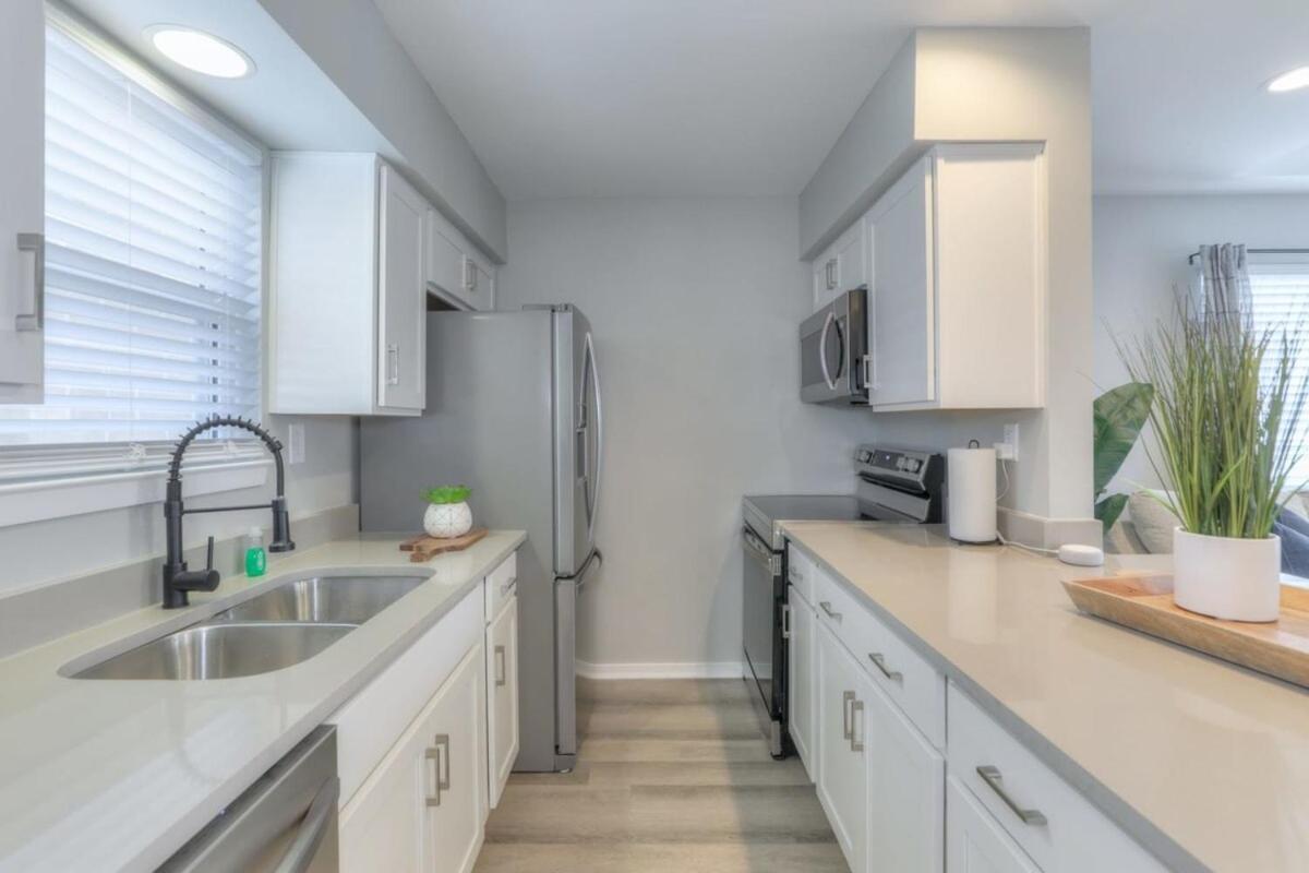 Walk To Broadway Riverfront Condo With Pool Nashville Bagian luar foto