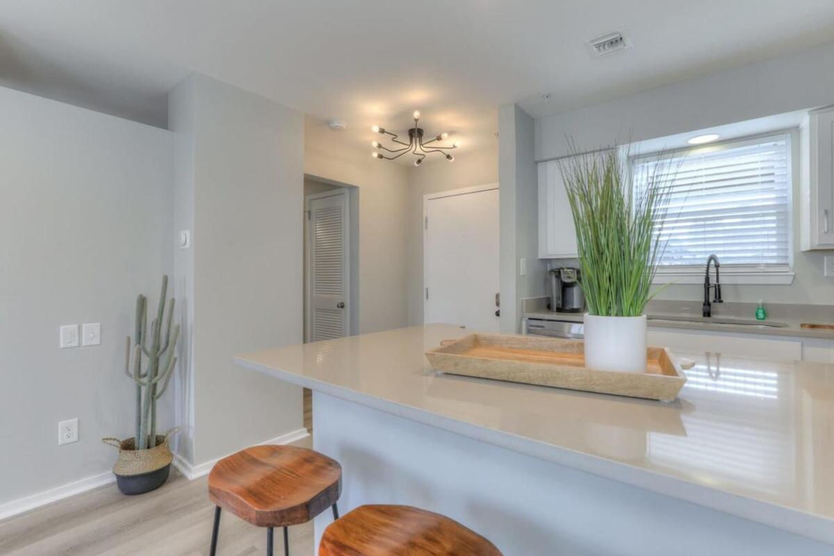 Walk To Broadway Riverfront Condo With Pool Nashville Bagian luar foto