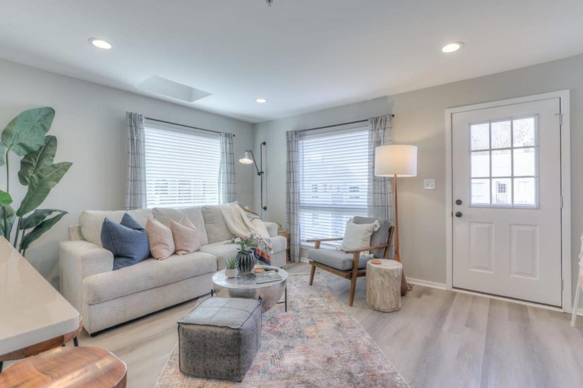 Walk To Broadway Riverfront Condo With Pool Nashville Bagian luar foto