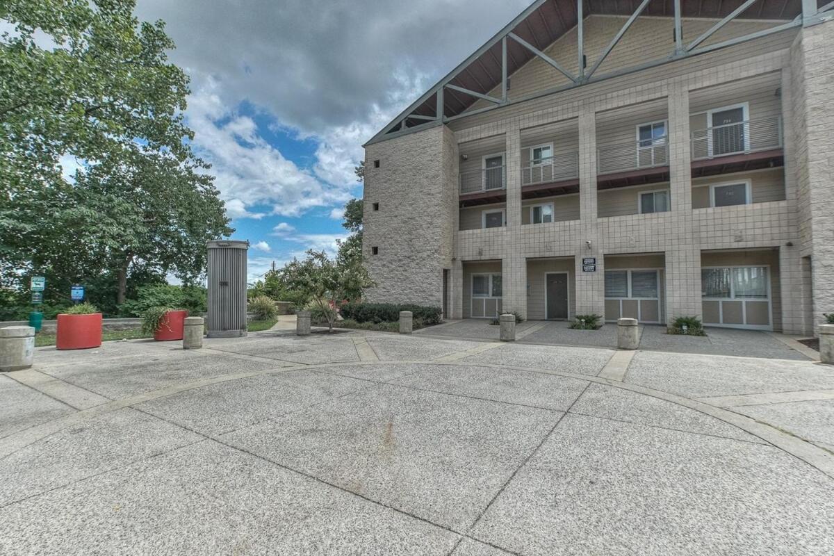 Walk To Broadway Riverfront Condo With Pool Nashville Bagian luar foto